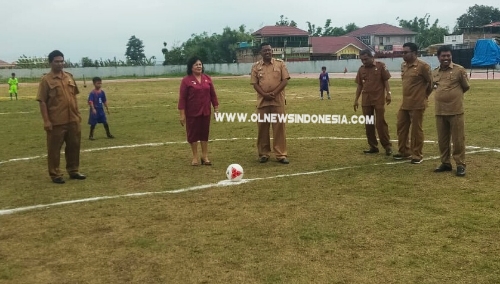 Ket foto  : Wakil Bupati Karo Cory Seriwaty Br Sebayang di dampingi Camat Kabanjahe bersama jajaranya saat menendang Bola tanda resmi nya dibuka pertandingan tingkat Sekolah Dasar  Se-Kecamatan Kabanjahe, di lapangan Bola Samura Kabanjahe, Kamis (03/10) 2019 (Ist).