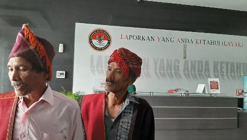 foto : MINTA PERLINDUNGAN -  Ketua Umum Lembaga Adat Keturunan Ompu Mamontang Laut Ambarita Sihaporas (Lamtoras) Judin Ambarita atau Ompu Sampe (kanan) bersama Wakil Ketua Umum Lamtoras Mangitua Ambarita (Ompu Morris) meminta perlindungan Lembaga Perlindungan Saksi dan KOrban (LPSK) di Jakarta, Kamis (3/10/2019).  Mereka diterima Wakil Ketua LPSK Edwin Partogi Pasaribu.