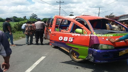 Ket foto : Angdes Rio Transport yang seruduk rumah warga saat di Evakuasi warga dan pihak kepolisian, Sabtu (05/10) 2019