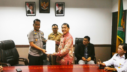 Ket foto : Bupati Karo menyerahkan hasil penandatanganan bersama NPHD Kepada Ketua KPU, Bawaslu dan Kapolres Tanah Karo diruang rapat Kantor Bupati Karo, Senin (07/10) 2019 (Ist).