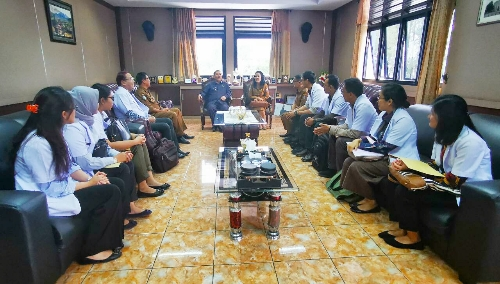 Ket foto : Bupati Karo Terkelin Brahmana menerima audiensi para peserta Program Internsip Dokter Indonesia (PIDI) didampingi Kadis Kesehatan Drg Irna Safrina Meliala diruang kerja Bupati Kabanjahe Kabupaten Karo ,Selasa (08/10) 2019. (Ist)