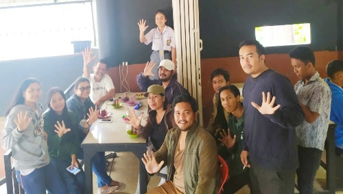 Ket foto : Ketua dan Sekretaris bersama Pengurus PC PMS Kabanjahe lainnya berfose dengan salam lima jari sebagai simbol PMS (Pemuda Merga Silima) saat Berbincang bincang dengan pemuda - pemuda Karo di Kabanjahe Kabupaten Karo, Selasa (08/10)2019.