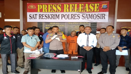 foto : Kapolres Samosir, AKBP.M Saleh (tengah) bersama Kasat Reskrim, AKP.Jonser Banjarnahor (kemeja putih) dan jajarannya menggelar press release pengungkapan kasus curanmor dan pencurian di wilkum Polres Samosir, Selasa (8/10)