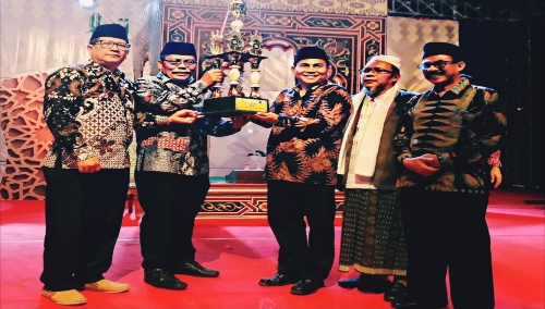 Hasan Basri SE.MM Camat Saketi ( tengah ) saat menerima Piala bergilir Juara Umum yang di serahkan oleh SETDA Kabupaten Pandeglang Feri Hasanudin bertempat di lapangan samping Puskesmas Saketi Rabu malam pukul 22.00, 9/10 .