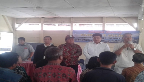 foto : Vandico Timotiu Gultom, Balon Buoati Samosir 2020 - 2025, didampingi, Pahala Tua Simbolon, A. Agus Sitanggang, Raun Sitanggang, Jaman Gurning, Tokoh Budaya dan beberapa tokoh pemuda lainnya, Sabtu (12/10) di Aula HKBP Bolon, kecamatan Pangururan Samosir