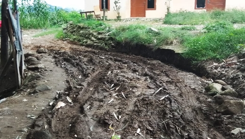 Ket foto : Jalan menuju Perumahan Paradiso menyedihkan, bak kubangan Kerbau. (Ist)