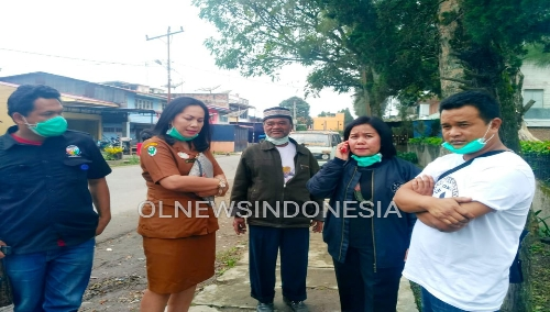 Ket foto : Kapus Berastagi dr. Rahmenda Sembiring MKM (baju coklat) Kepling (pakai peci) dan Herty Delima Br Purba (jaket biru) didampingi aktivis saat memantau Pemogingan, Di jalan Udara Berastagi Kabupaten Karo Senin (14/10) 2019 (Ist)