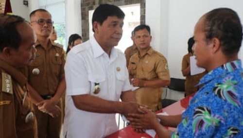 foto : Pemerintah Kabupaten Samosir, melalui Wakil Bupati Samosir, Ir.Juang Sinaga  memberikan bantuan berupa Tali Asih kepada kepada 91 kepala keluarga korban di Balerong Onan Baru Desa Sipitudai Kecamatan Sianjurmula pada Senin, (14/10/2019).