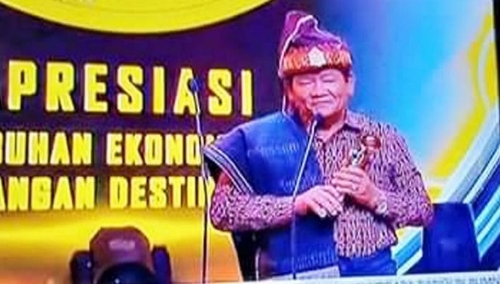 Foto : Pemerintah Kabupaten Samosir, Sumatera Utara melalui Bupati Samosir, Drs.Rapidin Simbolon MM, menerima piala Indonesia Award 2019, bidang Pengembangan Destinasi Wisata,