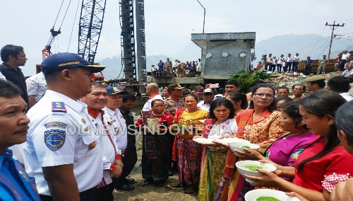 Ket  foto : Bupati Karo Terkelin Brahmana bersama kepala Balai Pengelola Transportasi Darat (BPTD) Wilayah II Provinsi Sumatera Utara (Sumut),Putu Sumarjaya, sejumlah OPD serta Kepala desa dan tokoh adat berdoa bersama sebelum tiang pancang di tancapkan kedalam Danau Toba di Desa Tongging Kecamatan Merek Kabupaten Karo, Rabu (16/10) 2019 (Ist).