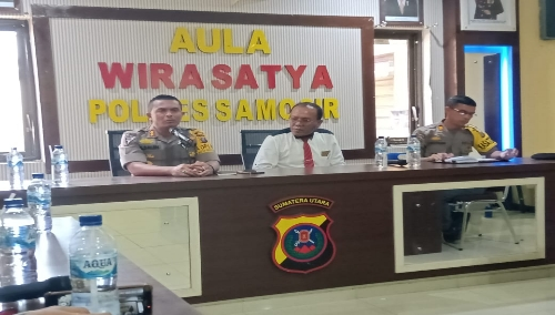 foto : Kapolres Samosir, AKBP. M Saleh, S.I.K, M.H (kiri - pakai mikrofon), di dampingi Kasat Reskrim AKP. Jonser Banjarnahor,  S.H (tengah - kemeja putih), dan Kasat Shabara, AKP. Hilton Marpaung (kanan) disela Silaturahmi bersama insan pers di aula Wira Satya Mako Polres Samosir, Pangururan, Rabu (16/7)