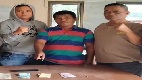 foto : Kapolsek Simanindo, IPTU.TL Tobing (kanan-kaos warna  coklat) didampingi Unit Reskrim Polsek Simanindo,  mengamankan seorang pria pelaku judi togel, Parulian Manik (37), warga Lumban Batu, Desa Cinta Dame, Kamis (17/10/2019) sekira pukul 14.45 wib, di sebuah warung di Desa Cinta Dame, Kecamatan Simanindo , kabupaten Samosir , Sumatera Utara.