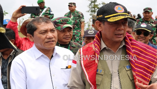 Ket foto  : Kepala BNPB Letjen TNI Doni Monardo didampingi Bupati Karo Terkelin Brahmana saat lakukan peletakan batu pertama, Jumat, (18/10) 2019 (Ist)