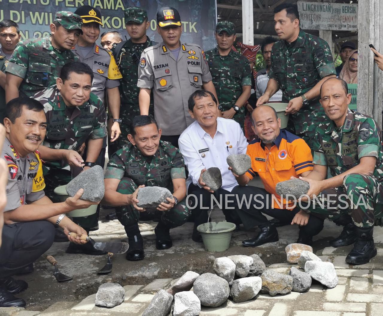 Ket foto  : peletakan batu pertama  Karya Bakti Terpadu di Wilayah Kodim 0205/TK untuk perbaikan rehab  jambur  di Tiga Pancur sebagai perwakilan dari 5 jambur Desa yang terdata, Senin (21/10) 2019 (Ist).