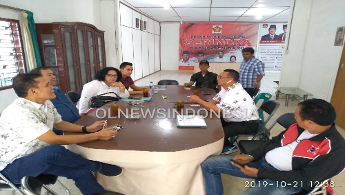 Ket foto :  Dinasty Sitepu SSos (kiri) Almina Bangun SH  mendaftar dan sekaligus mengambil formulir  Pendaftaran Bakal Calon Bupati dan Wakil Bupati Karo dari Partai Gerindra Kab Karo,di Kantor Gerindra Kabanjahe Kabupaten Karo, Senin (21/10) 2019 (Ist).