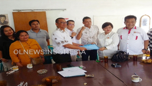 Ket foto  : Nursianna Br Surbakti saat menyerahkan formulir pendaftaran Balon Bupati Karo ke Partai Gerindra Kabupaten Karo di Kabanjahe , Senin (21/10) 2019. (Ist)