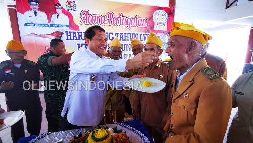 Ket foto : Bupati Karo Terkelin Brahmana suap veteran LVRI Kab . Karo dalam rangka Hari Ulang Tahun (HUT) Legiun Veteran Republik Indonesia (LVRI) ke-62 tahun di Pendopo Rumah Dinas Bupati Kabanjahe Kabupaten Karo, Selasa) 22/10) 2019 (Ist).