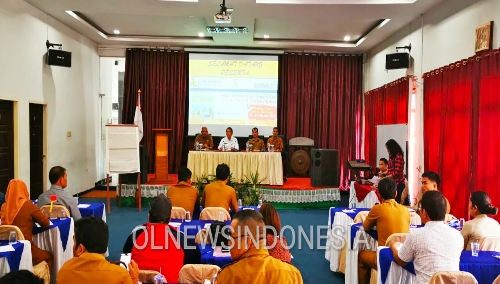 Ket foto : Bupati karo Terkelin Brahmana didampingi kepala Bappeda Ir. Nasib Sianturi, Msi resmi membuka lokakarya program Kotaku tahun 2019 di Hotel Rudang Berastagi selama 2 hari, TMT 22-23 Oktober 2019.(Ist)