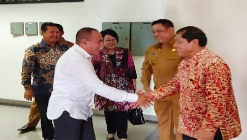 Ket foto  :  Bupati Karo Terkelin Brahmana bersalaman dengan Gubsu Edy Rahmayadi bersamaan dengan didampingi Sekda Kabkaro Drs Kamperas Terkelin Purba dan Kepala BPKPAD Andreasta Tarigan antusias mendengar arahan Gubsu Edy Rahmayadi,Selasa (22/10)2019 (Ist).