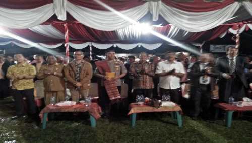 foto : Acara tersebut dihadiri Bupati Samosir Drs. Rapidin Simbolon, Wakil Bupati Samosir Ir. Juang Sinaga, Kapolres Samosir AKBP M. Saleh, Kakan Kemenag Kabupaten Samosir Tawar Tua Simbolon, M.Pd.K, hadiri Kebaktian Kebangunan Rohani (KKR)  Bogor Agape Ministries (BAM) di Tanah Lapang Kecamatan Pangururan Kabupaten Samosir Provinsi Sumatera Utara, Selasa (22/10/2019).