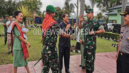 Ket foto : Bupati Karo Terkelin Brahmana bersama Dandim 0205 /TK Letkol Inf Taufik Rizal menyambut kedatangan Danbrigif 7 /Rimba Raya Kolonel Inf Agustatius Sitepu didampingi danyonif 125/Smb Letkol Inf Anjuanda Pardosi dalam rangka Kunjungan kerja ke Markas Batalion Yonif 125/Smb di Kabanjahe, Rabu (23/10)2019 (Ist).