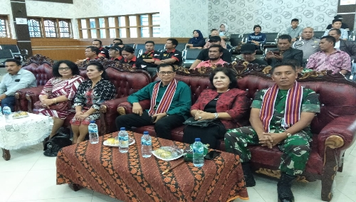 Ket foto : Wakil Bupati Karo Cory Seriwaty, Kolonel Josua Ginting, Danyonif 125 Simbisa saat menghadiri pelantikan DPC GBNN Kabupaten Karo, Sabtu (26/10) 2019 (Ist)