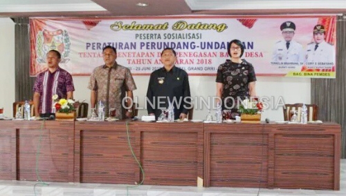 Ket foto  : Bupati Karo Terkelin Brahmana didampingi Kabag Pemdes (Eva Angela, kanan baju hitam) dalam satu acara kegiatan (Ist)