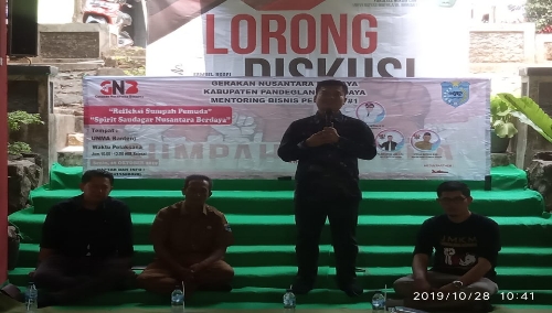 ket poto: wakil ketua ll DPRD pandeglang Tb.Asep Rafiudin Arief,S.Pd.i   (yang berdiri) Sukri (Selaku perwakilan Koprasi pandeglang) dari kanan pakai baju dinas Dede taufik.S.Pd (dari samping kiri) Eko supriatna (pojok kanan)