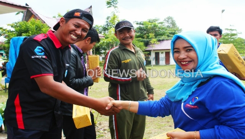 Ket foto :  Kabid Kepemudaan Kabupaten Dairi Iis Hamidah Ujung,S.sos,M.SP saat menyerahkan bingkisan kepada perwakilan para juara di sela sela kegiatan upacara Sumpah Pemuda di lapangan Sudirman Dairi, Senin (28/10) 2019 (Ist)