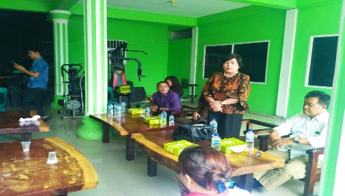 Ket foto : Nursianna Br Surbakti saat memberikan sambutan atas kehadiran nya di jamu oleh pengurus SSP Kabupaten Karo, di Hotel Enasti Jalan Pendidikan Desa Jaranguda Kecamatan Merdeka Kabupaten Karo, Selasa (29/10) 2019 (Ist)