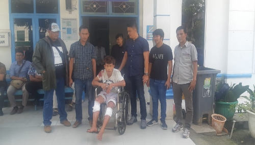 Ket foto  :  Kasat Reskrim AKP Sastrawan Tarigan menjemput tersangka dari Rumah sakit terkait kasus pencurian mobil L 300 yang di boyong Petugas ke Polres Karo