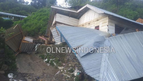 Ket foto : rumah salah satu warga atas nama Jamson Tarigan roboh terkena longsor akibat diguyur hujan lebat dan angin kencang selama berjam jam, di Desa Nagara Kec . Merek Kabupaten Karo, Kamis (31/10) 2019 (Ist)