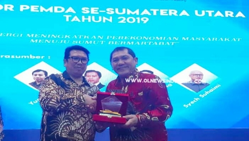 Ket foto : Bupati Karo Terkelin Brahmana, SH menerima penghargaan juara 1 Pemda yang memiliki Desa Unggulan Tingkat Nasional 2019, diserahkan oleh kepala kantor wilayah DJPB Provsu Tiarta Sebayang,Rabu (02/09) 2019 (Dok)