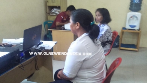 Ket foto  : Salah satu saksi Debora Sitepu saat dimintai keterangannya oleh petugas di Mapolres Karo, Rabu (02/10) 2019