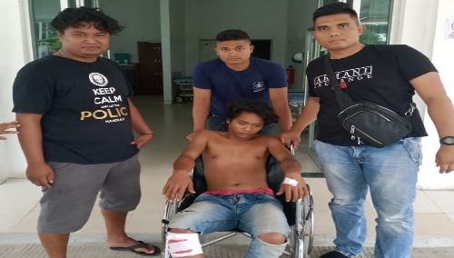 foto : Salah satu pelaku curanmor yang ditembak Satreskrim Polres Samosir, mendapatkan perawatan medis di RSUD dr.Hadrianus Sinaga, Pangururan, Minggu (6/10)