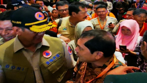 Ket foto : Bupati Karo di Peringatan Bulan Pengurangan Risiko Bencana (PRB) Tahun 2019 di Bangka Belitung , Terkelin Brahmana SH tampak berbincang sambil bersalaman dengan Kepala BNPB Letjen TNI Doni Monardo,Jumat (11/10) 2019 (Ist).