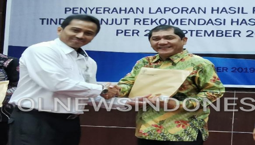 Ket foto : Bupati Karo Terkelin Brahmana menerima Hasil pemantauan tindak lanjut rekomendasi hasil pemeriksaan BPK Perwakilan Propinsi Sumatera Utara Per 24 September 2019, oleh Kepala Subauditoriat Sumut I Andanu, SE, M, Si, Ak, (14/10) 2019 (Ist).