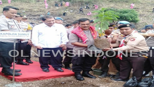 Ket foto : Kapoldasu Irjen Pol Agus Andrianto SH didampingi Bupati Karo dan Kapolres Tanah Karo saat melakukan penanaman pohon secara simbolis di lereng Perbukitan Desa Wisata Tongging Kecamatan Merek Kabupaten Karo, Selasa(15/10) 2019 (Ist)