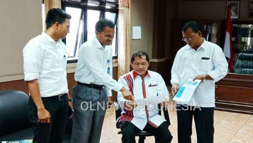 Ket foto : Bupati Karo Terkelin Brahmana menerima penyerahan hasil Indeks Pembangunan Manusia (IPM) Kab . Karo dari BPS Kab. Karo Yustinus Sembiring yang hasilnya memuaskan,Kamis (17/10) 2019.