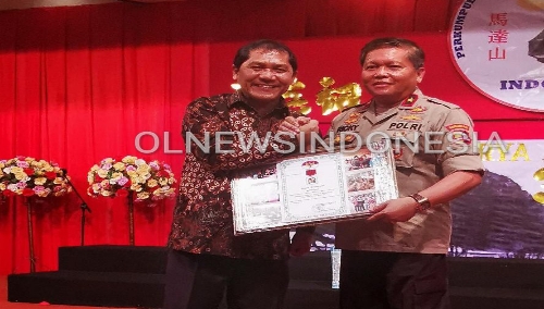 Ket foto : Bupati Karo Terkelin Brahmana menyerahkan Piagam Penghargaan penggiat Sinabung kepada Brigjen Pol Ricky Wakanno Ginting dan Iwan Mahatirta ,Minggu (20/10) 2019 _ (Ist).