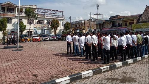 foto : Jelang pelaksanaan Pemilihan Kepala Desa (Pilkades) serentak (Kamis, 31 Oktober 2019) di kabupaten Samosir, Polres Samosir menggelar Apel Pergeseran Pasukan Pemilihan Kepala Desa Tahun 2019,  Rabu (30/10) di Halaman Mako Polres Samosir.