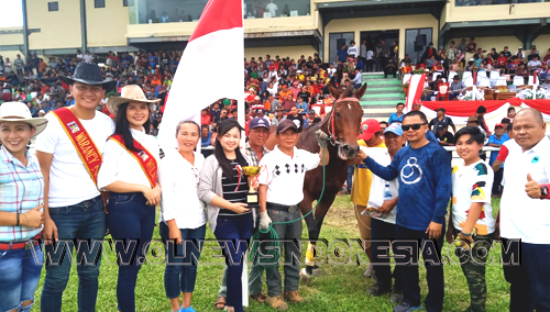 Penyerahan Piala juara I untuk Kelas khusus jarak 1000 meter