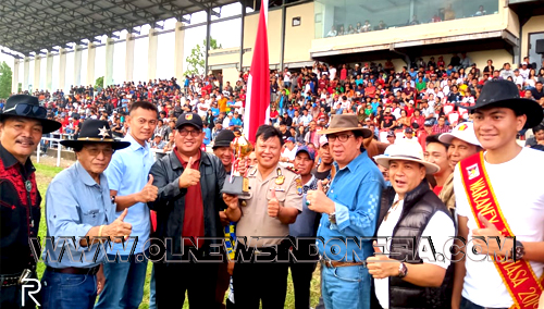 Penyerahan Piala Wakil Bupati Minahasa kepada juara I kelas Derby jarak 1400 meter