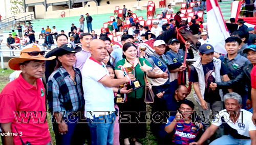 Penyerahan Piala Bupati Minahasa untuk Juara I kelas 1600 meter