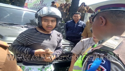 Edo Sitepu pengendara Sepeda motor metik sesaat setelah terjatuh di amankan Petugas di lokasi Razia Zebra Toba di depan Kantor Pengadilan Kabanjahe, Senin (04/11) 2019