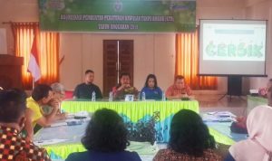 Ket foto : Sekretaris Daerah Kabupaten Karo, Kamperas Terkelin Purba didampingi Kadis Kesehatan drg Irna Safrina Meliala saat membuka acara kordinasi pembuatan Peraturan KTR, Suite Pakar Kabanjahe Jumat (01/11) 2019, (Ist).