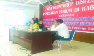 Ket foto : tampak Anggota DPD RI Dr Badikenita Br Sitepu, Bupati Karo Terkelin Brahmana, Kapolres Tanah Karo AKBP Benny R Hutajulu, Kepala BNNK KARO Heppi Karo-Karo dan Anggota dalam acara FGD yang di gelar di Aula Purpursage Polres Karo, Selasa (05/11) 2019 (Ist)