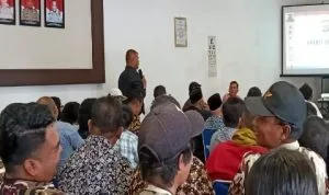 Ket foto  : Salah satu peserta FGD Ketua BKAG Kabupaten Karo (Pdt Andi Sastra Ginting Sth), saat memberikan paparan nya terkait Judi dan Narkoba di Aula Purpursage Polres Karo Kabanjahe, Selasa (05/11) 2019 (Ist)