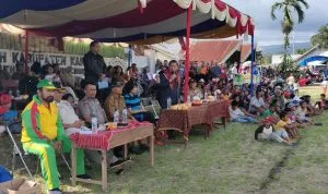 Ket foto  : Bupati Karo Terkelin Brahmana saat memberikan kata sambutannya di lapangan Sepak Bola Desa Batu Karang Kecamatan Payung Kabupaten Karo, Senin (04/11) 2019 (Ist).