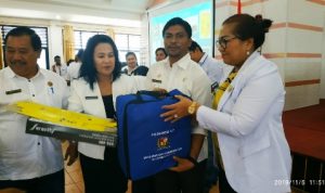 Ket foto  : Sekdakab Karo Kamperas Terkelin Purba dan Kadis Kesehatan drg Irna Safrina Meliala secara simbolis menyerahkan Posbindu KIT  kepada perwakilan Peserta di Aula Kantor Bupati Karo, Rabu (06/11) 2019 (Ist)